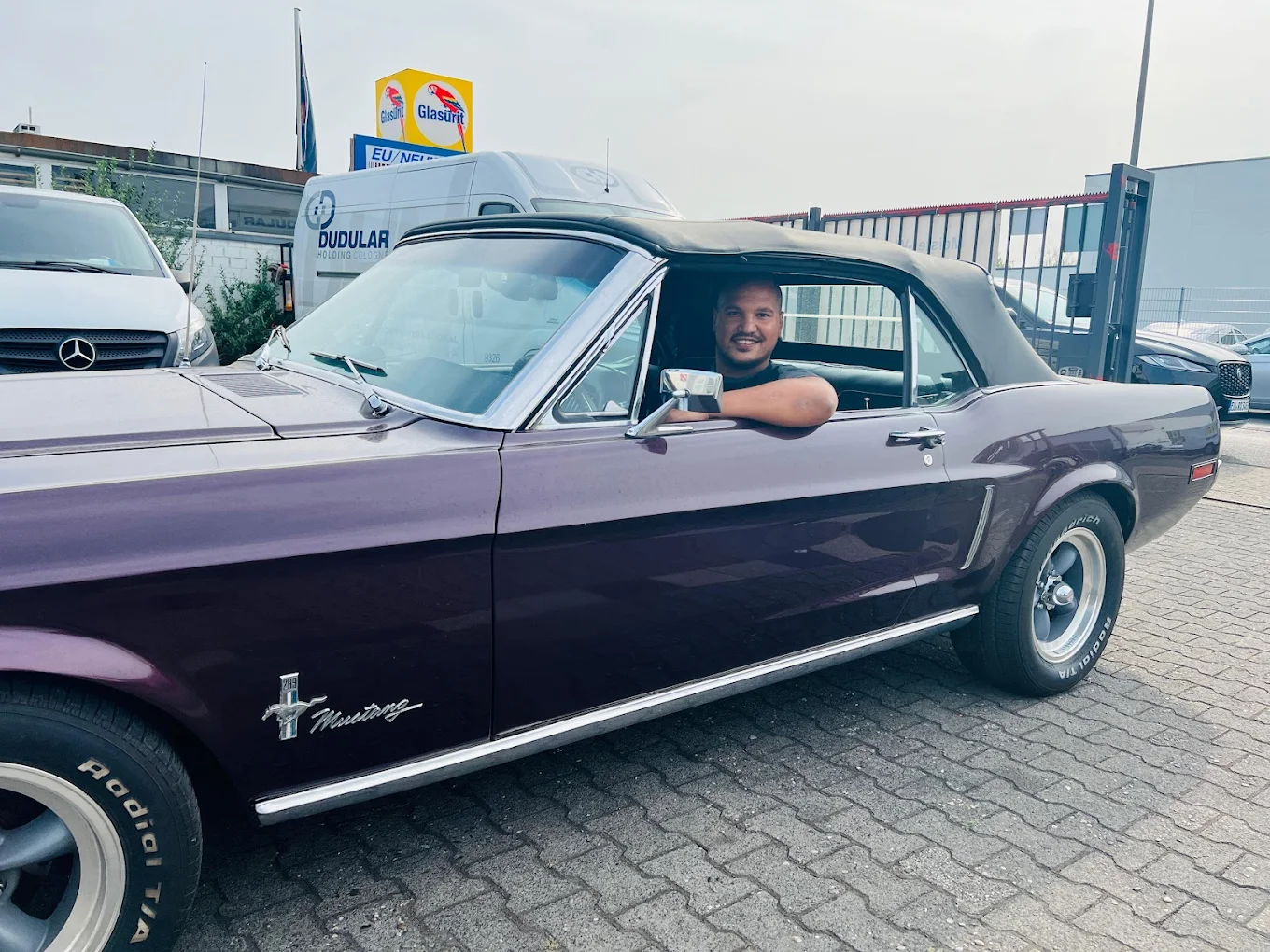 Chef & Leidenschaft - Serkan Kabak in einem klassischen Ford Mustang
