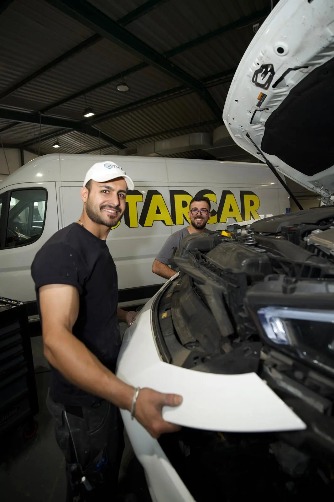KFZ‑Meisterbetrieb in Köln – Mechaniker bei der Arbeit